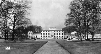 847955 Gezicht op de voorgevel van paleis Soestdijk (Amsterdamsestraatweg 1) te Baarn.